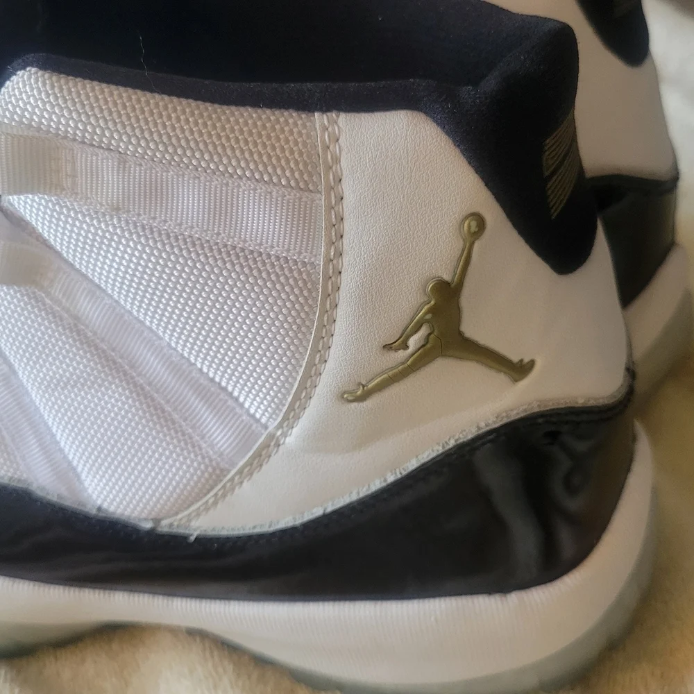 Jordan Retro 11 Concord Sneakers  White and Black Sz 11